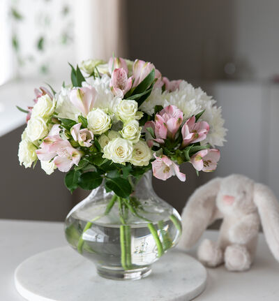 Rosa og hvit bukett med bamse Rosa og hvit bukett med bamse